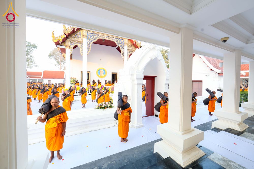 ภาพ No.297361:วันที่ 15 มกราคม พ.ศ.2569 พระธรรมยาตราปฏิบัติธรรมและถ่ายภาพหมู่ประวัติศาสตร์ อนุสรณ์สถานลำดับที่ 4 สถานที่เกิดด้วยกายธรรม  ณ วัดโบสถ์บน ต.บางคูเวียง จ.นนทบุรี ในโครงการธรรมยาตรา กตัญญูบูชา มหาปูชนียาจารย์ พระมงคลเทพมุนี(สด จนฺทสโร) พระผู้ปราบมาร อนุสรณ์ส