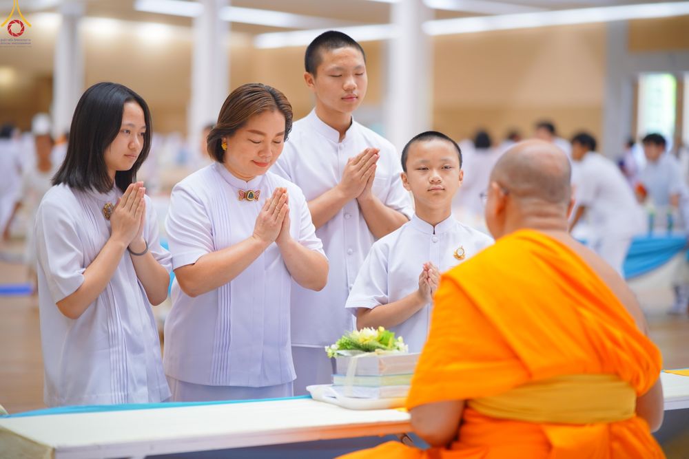 ภาพ No.329098:วันอาทิตย์ที่ 17 พฤษภาคม พ.ศ.2569 พิธีร่วมบุญการศึกษาพระภิกษุสามเณร (หนังสือบาลี นักธรรม ทางก้าวหน้า World-Pec) ณ ห้องแก้วสารพัดนึก 2 วัดพระธรรมกาย