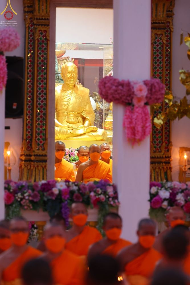 ภาพ No.71927:พิธีจุดประทีปถวายเป็นพุทธบูชา และบูชาธรรมมหาปูชนียาจารย์ ในโครงการธรรมยาตรากตัญญูบูชา มหาปูชนียาจารย์ พระมงคลเทพมุนี(สด จนฺทสโร) พระผู้ปราบมาร ปีที่ 11 ณ อนุสรณ์สถานลำดับที่ 3 สถานที่เกิดใหม่ในเพศสมณะ วัดสองพี่น้อง อ.สองพี่น้อง จ.สุพรรณบุรี วันที่ 17 มกร
