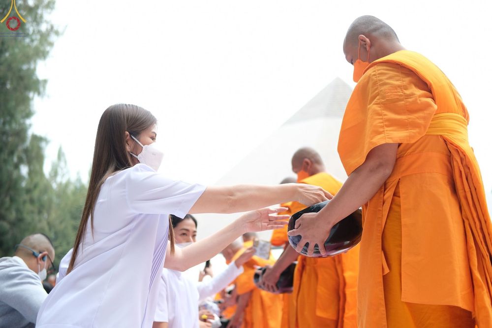 ภาพ No.69734:พิธีตักบาตรพระธรรมยาตราฯ ในโครงการธรรมยาตรากตัญญูบูชา มหาปูชนียาจารย์ พระมงคลเทพมุนี(สด จนฺทสโร) พระผู้ปราบมาร ปีที่ 11 ณ อนุสรณ์สถานลำดับที่ 1 สถานที่เกิดด้วยรูปกายเนื้อ อนุสรณ์สถานมหาวิหารพระมงคลเทพมุนี อ.สองพี่น้อง จ.สุพรรณบุรี