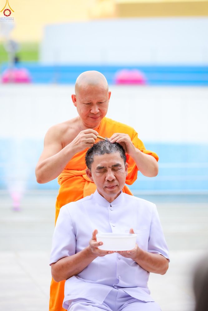ภาพ No.330560:วันที่ 30 พฤษภาคม พ.ศ.2569 พิธีตัดปอยผมและปลงผม อุบาสกอุปสมบทอุทิศชีวิต 11 ท่าน (ภาพชุดที่ 2) ณ โบสถ์พระไตรปิฎก วัดพระธรรมกาย จังหวัดปทุมธานี