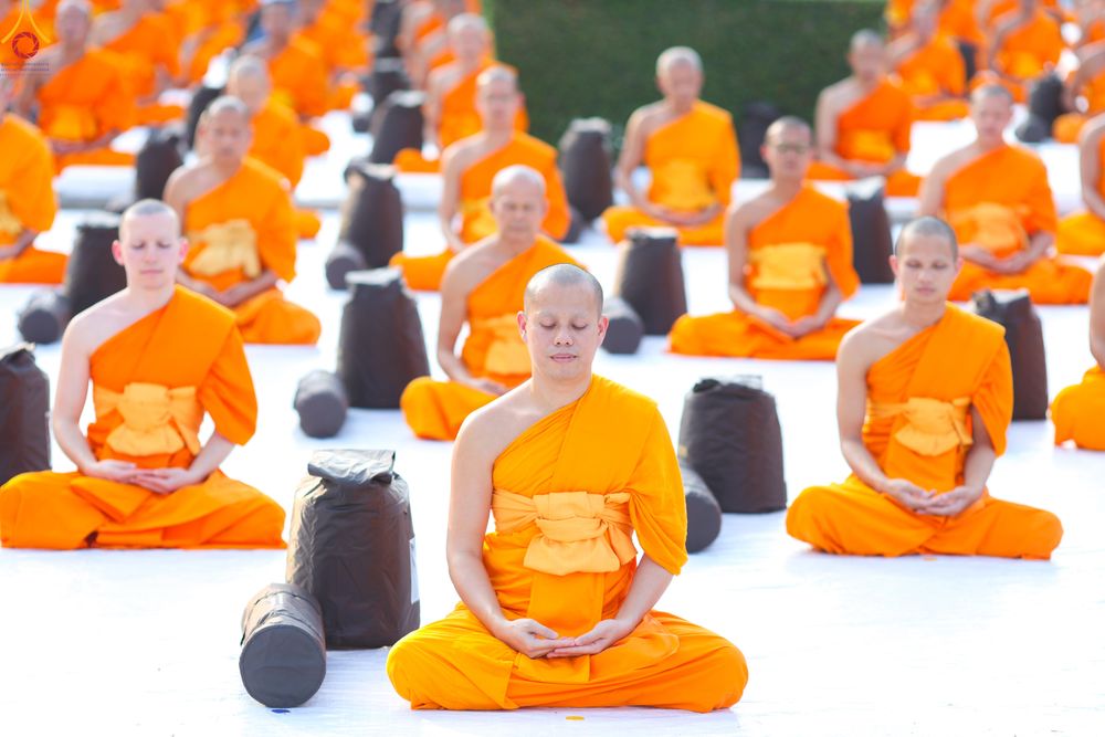 ภาพ No.281591:วันที่ 24 ธันวาคม พ.ศ.2568 พระธรรมยาตรา ปฏิบัติธรรม และถ่ายภาพหมู่ประวัติศาสตร์ ณ ลานหน้ามหาวิหารพระมงคลเทพมุนีฯ วัดพระธรรมกาย