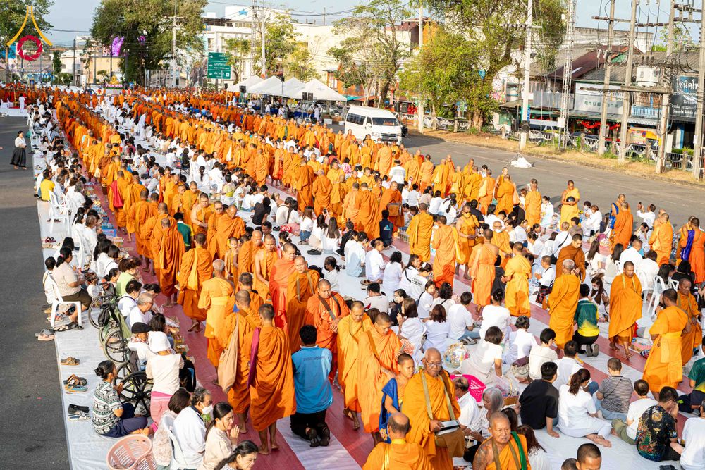 ภาพ No.310340:วันอาทิตย์ที่ 15 กุมภาพันธ์ พ.ศ. 2569 ตักบาตรพระ 1,000 รูป เมืองตรัง ปีที่ 2 ณ ลานพระบรมราชานุสาวรีย์ รัชกาลที่ 5 (หน้าศาลจังหวัดตรัง)อ.เมือง จ.ตรัง