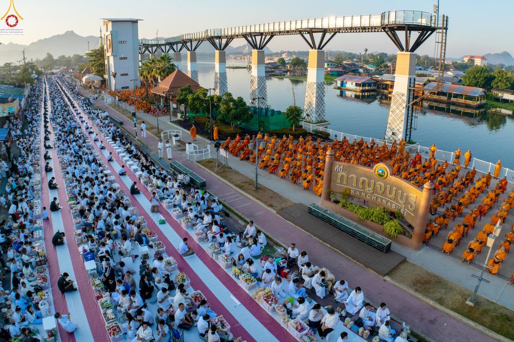 ภาพ No.284206:วันเสาร์ที่ 20 ธันวาคม พ.ศ.2568  พิธีตักบาตรพระ 10,000 รูป เนื่องในโอกาส 194 ปี จังหวัดกาญจนบุรี และอุทิศส่วนกุศลให้แด่บรรพชนทั้งหลาย บริเวณถนนสองแคว (Skywalk) เมืองกาญจนบุรี