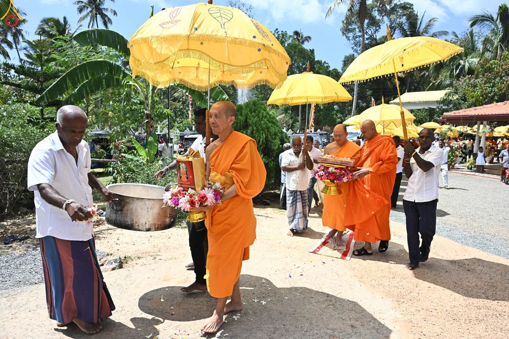 ภาพ No.278676:วันที่ 30 ตุลาคม พ.ศ.2568 กฐินสมทบต่างประเทศ โดยคณะศิษยานุศิษย์ บูชาธรรม 81 ปี หลวงพ่อธัมมชโย ณ วัดศรีสุดาสนะ รังกุต วิหาร ประเทศศรีลังกา