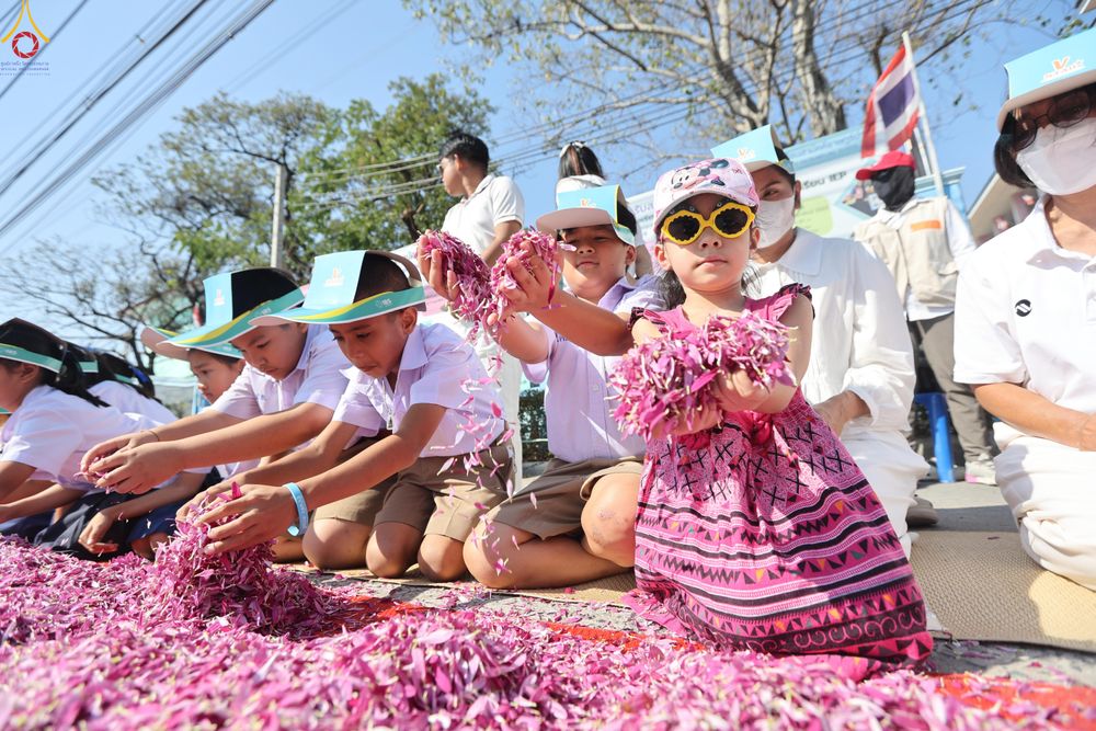ภาพ No.304273:วันที่ 25 มกราคม พ.ศ. 2569 พิธีต้อนรับพระธรรมยาตรา  รร.สามัคคีราษฏร์บำรุง-วัดพระธรรมกาย ในโครงการธรรมยาตรา กตัญญูบูชา มหาปูชนียาจารย์ พระมงคลเทพมุนี(สด จนฺทสโร) พระผู้ปราบมาร อนุสรณ์สถาน 7 แห่ง ปีที่ 14