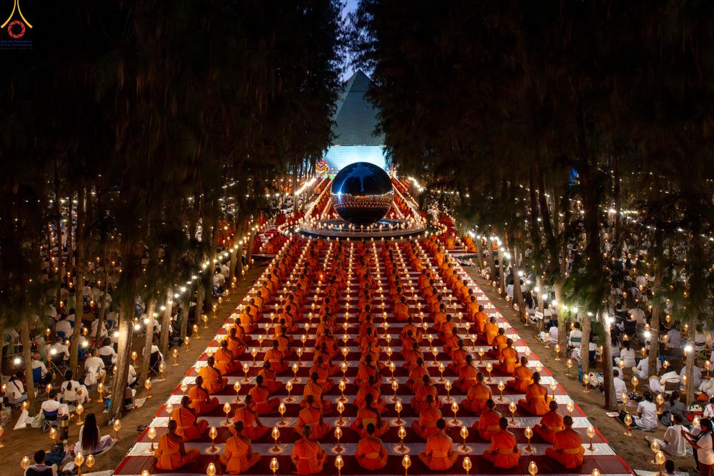 ภาพ No.289128:วันที่ 6 มกราคม พ.ศ. 2569 พิธีจุดประทีปถวายเป็นพุทธบูชา และบูชาธรรมมหาปูชนียาจารย์ ณ อนุสรณ์สถานมหาวิหารพระมงคลเทพมุนี (โลตัสแลนด์) อ.สองพี่น้อง จ.สุพรรณบุรี ในโครงการธรรมยาตรา กตัญญูบูชา มหาปูชนียาจารย์ พระมงคลเทพมุนี(สด จนฺทสโร) พระผู้ปราบมาร อนุสรณ์สถ