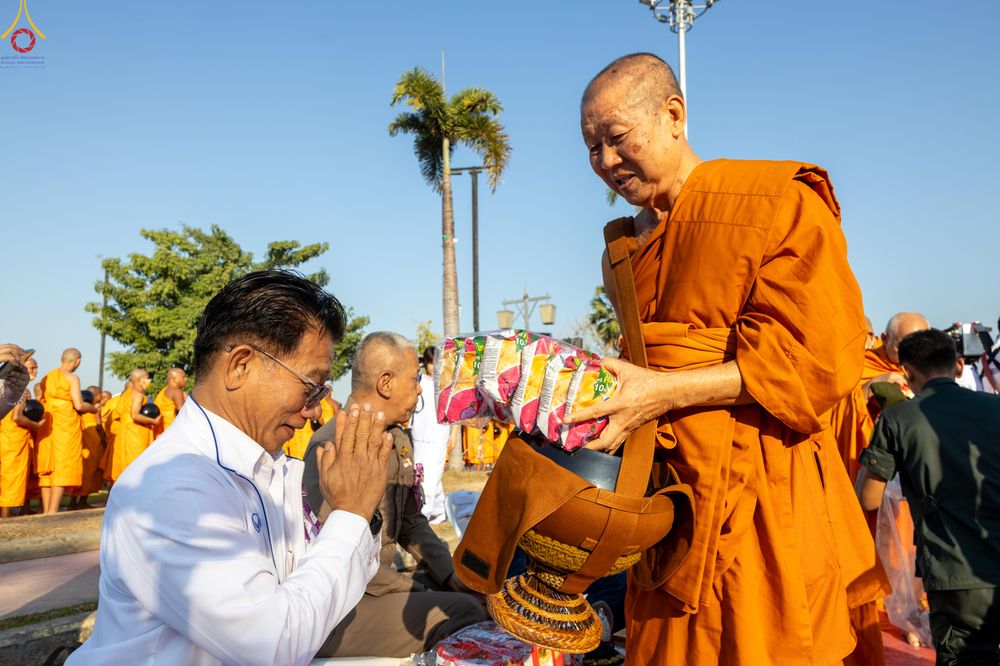 ภาพ No.282703:วันเสาร์ที่ 20 ธันวาคม พ.ศ.2568 พิธีตักบาตรพระ 10,000 รูป (ชุด 2) เนื่องในโอกาส 194 ปี จังหวัดกาญจนบุรี และอุทิศส่วนกุศลให้แด่บรรพชนทั้งหลาย บริเวณถนนสองแคว (Skywalk) เมืองกาญจนบุรี