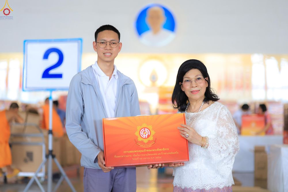 ภาพ No.322006:วันที่ 12 -13 เมษายน พ.ศ.2569 การเตรียมกล่องไทยธรรม + การขนย้ายเก้าอี้ เพื่องานถวายมหาสังฆทาน 40,000 กว่าวัดทั่วประเทศ วันคุ้มครองโลก 22 เมษายน พ.ศ.2569 วัดพระธรรมกาย