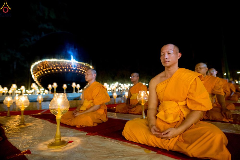 ภาพ No.290187:วันที่ 6 มกราคม พ.ศ. 2569 พิธีจุดประทีปถวายเป็นพุทธบูชา และบูชาธรรมมหาปูชนียาจารย์ (ภาพชุดที่ 2) ณ อนุสรณ์สถานมหาวิหารพระมงคลเทพมุนี (โลตัสแลนด์) อ.สองพี่น้อง จ.สุพรรณบุรี ในโครงการธรรมยาตรา กตัญญูบูชา มหาปูชนียาจารย์ พระมงคลเทพมุนี(สด จนฺทสโร) พระผู้ปรา