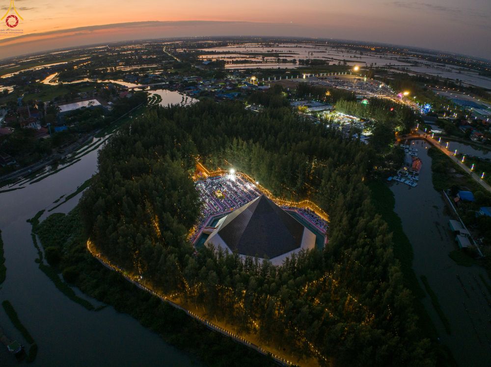 ภาพ No.289159:วันที่ 7 มกราคม พ.ศ. 2569 พิธีตักบาตรพระธรรมยาตรา ณ อนุสรณ์สถานลำดับที่ 1 สถานที่เกิดด้วยรูปกายเนื้อ อนุสรณ์สถานมหาวิหารพระมงคลเทพมุนี (โลตัสแลนด์) อ.สองพี่น้อง จ.สุพรรณบุรี ในโครงการธรรมยาตรา กตัญญูบูชา มหาปูชนียาจารย์ พระมงคลเทพมุนี(สด จนฺทสโร) พระผู้ป