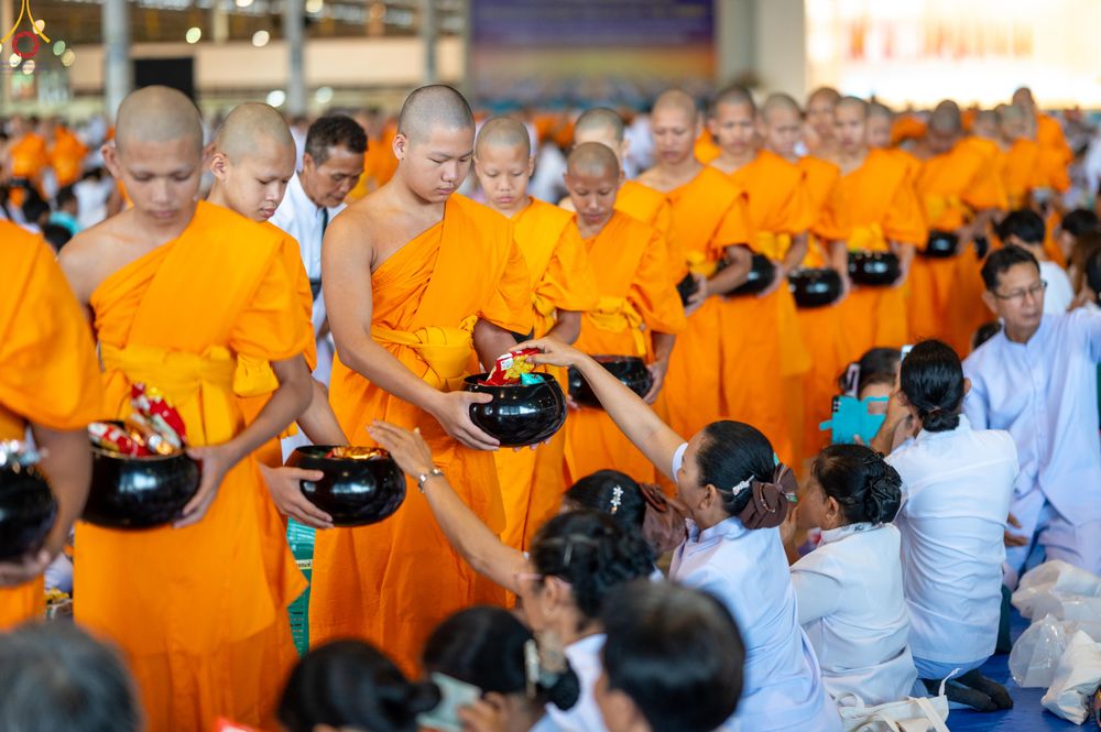 ภาพ No.311361:วันอาทิตย์ต้นเดือนที่ 1 มีนาคม พ.ศ.2569 พิธีตักบาตร และ พิธีบูชาข้าวพระ ณ สภาธรรมกายสากล วัดพระธรรมกาย