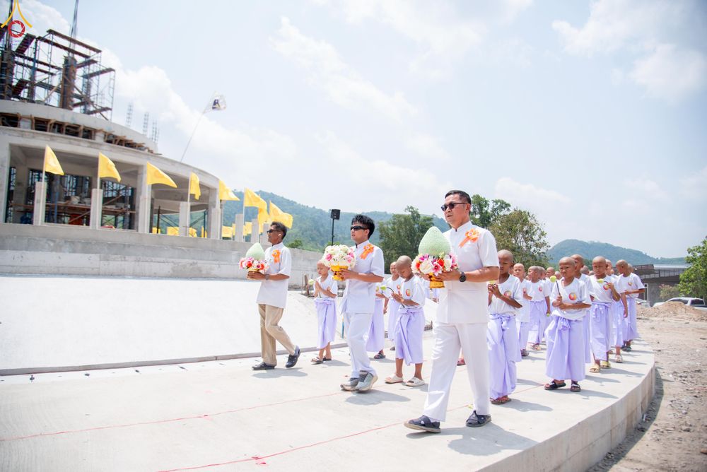 ภาพ No.320139:วันเสาร์ที่ 4 เมษายน 2569 พิธีตัดปอยผม ขอขมาผู้ปกครอง  มอบบาตร-ผ้าไตร และพิธีบรรพชาสามเณร 87 รูป  ณ ศูนย์ปฏิบัติธรรมระยอง(บ้านช่องลม)  ต.บางบุตร อ.บ้านค่าย จ.ระยอง