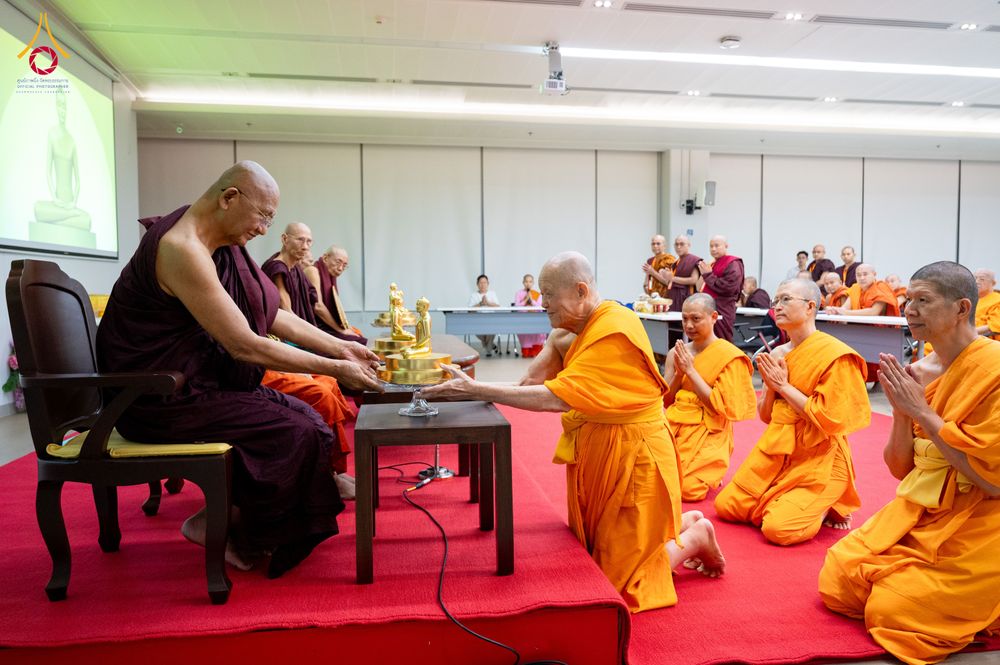 ภาพ No.325596:วันที่ 24 เมษายน พ.ศ.2569 หลวงพ่อทัตตชีโว รองเจ้าอาวาสวัดพระธรรมกาย ถวายการต้อนรับและปฏิสันถารคณะสงฆ์เมียนมาร์