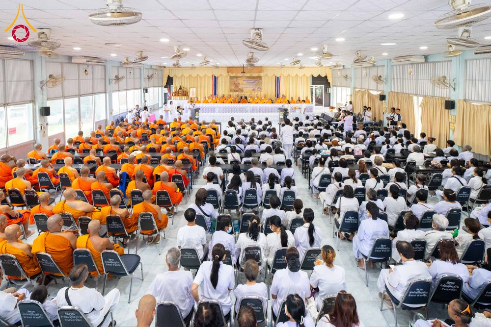 พระภิกษุสงฆ์และพุทธศาสนิกชนจำนวนมากร่วมพิธีทางศาสนาภายในอาคาร
