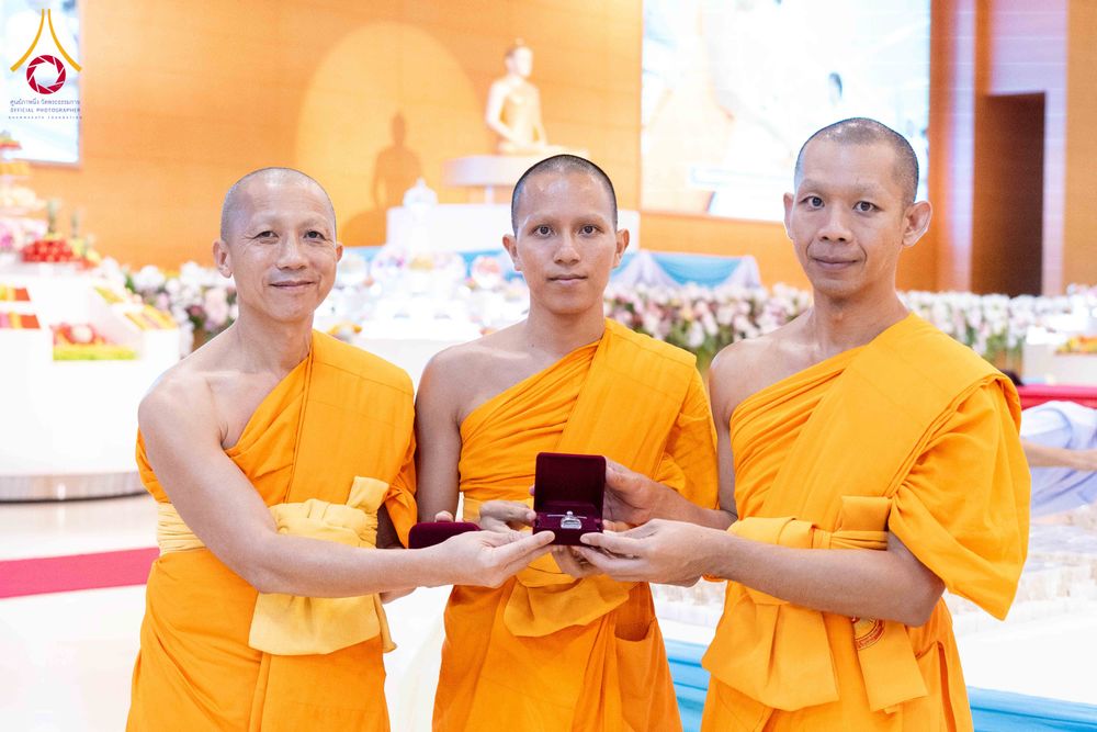ภาพ No.338135:วันอาทิตย์ต้นเดือน 5 กรกฎาคม พ.ศ.2569 สัมมนาพิเศษ พิธีมอบพระของขวัญ ณ ห้องแก้วสารพัด1 วัดพระธรรมกาย