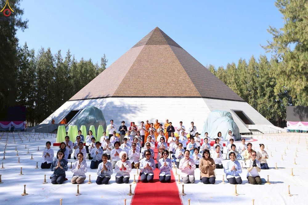 ภาพ No.300508:ภาพเบื้องหลังอาสาสมัครรวมใจ ชุดที่ 3 ในโครงการธรรมยาตรา กตัญญูบูชา มหาปูชนียาจารย์ พระมงคลเทพมุนี(สด จนฺทสโร) พระผู้ปราบมาร อนุสรณ์สถาน 7 แห่ง ปีที่ 14