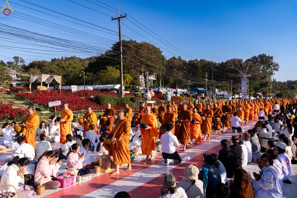 ภาพ No.281412:วันเสาร์ที่ 27 ธันวาคม พ.ศ.2568 พิธีตักบาตรพระ ๑,๐๐๐ รูป   เพื่อความเป็นสิริมงคลแก่ชีวิตและแผ่นดินไทย  มหากุศลครั้งยิ่งใหญ่แห่งปี ส่งท้ายปีเก่า ต้อนรับปีใหม่  ณ ถนนหน้าที่ว่าการอำเภอภูเรือ จังหวัดเลย