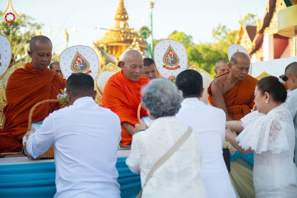 ภาพ No.311213:วันเสาร์ที่ 28 กุมภาพันธ์ พ.ศ. 2569 พิธีตักบาตรพระมหากุศล 11,250 รูป เฉลิมฉลอง 1,250 ปีศรีธรรมราชเจดีย์ สู่มรดกโลก ณ ถนนราชดำเนิน บริเวณหน้าวัดพระมหาธาตุวรมหาวิหาร อ.เมือง จ.นครศรีธรรมราช