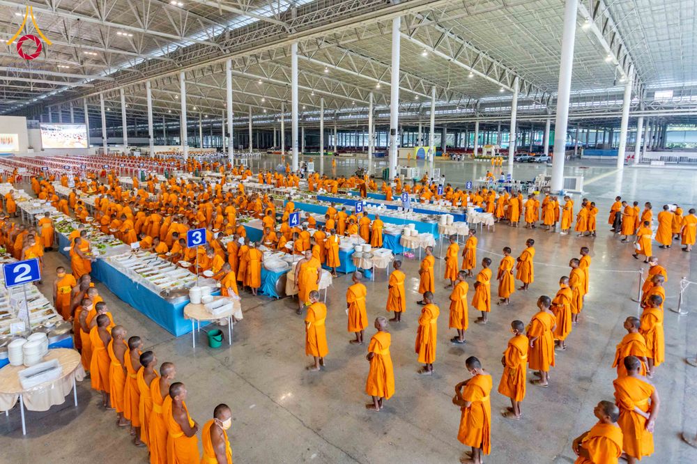 ภาพ No.303648:วันที่ 27 มกราคม พ.ศ. 2569 พิธีถวายภัตตาหารเป็นสังฆทาน แด่พระธรรมยาตรา ณ วัดพระธรรมกาย  จังหวัดปทุมธานี ในโครงการธรรมยาตรา กตัญญูบูชา มหาปูชนียาจารย์ พระมงคลเทพมุนี(สด จนฺทสโร) พระผู้ปราบมาร อนุสรณ์สถาน 7 แห่ง ปีที่ 14