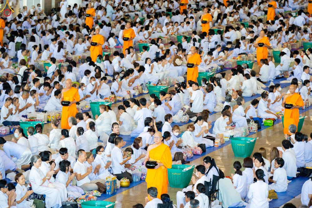 ภาพ No.311324:วันอาทิตย์ต้นเดือนที่ 1 มีนาคม พ.ศ.2569 พิธีตักบาตร และ พิธีบูชาข้าวพระ ณ สภาธรรมกายสากล วัดพระธรรมกาย