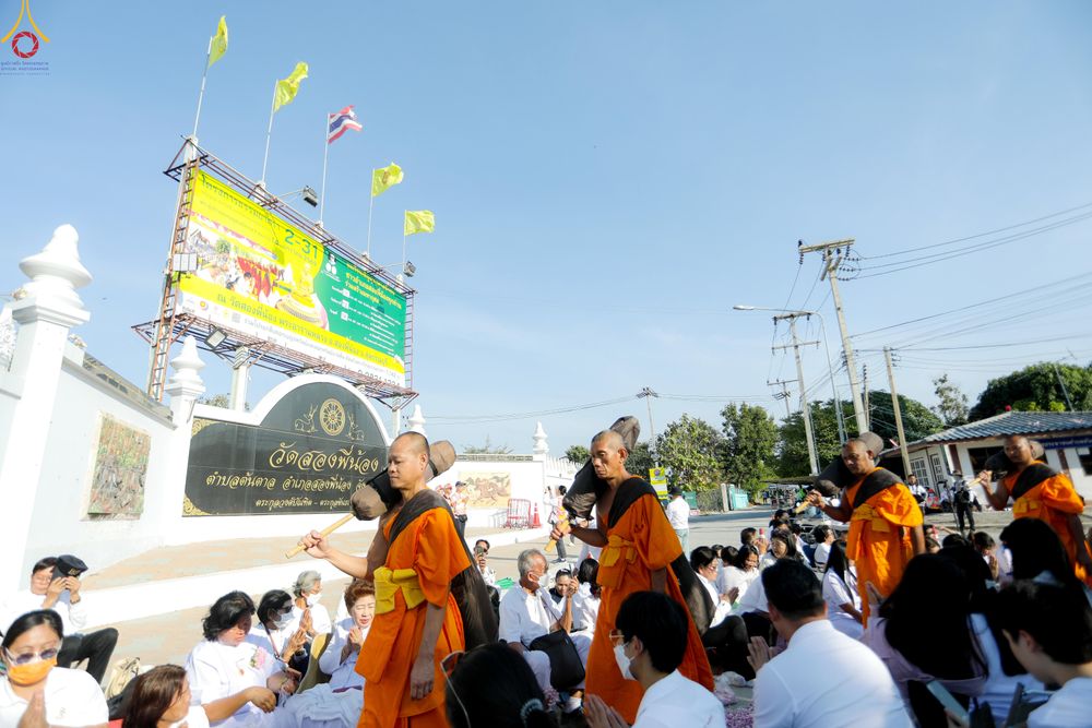 ภาพ No.292910:วันที่ 11 มกราคม พ.ศ. 2569 พิธีต้อนรับพระธรรมยาตรา ณ อนุสรณ์สถานลำดับที่ 3 สถานที่เกิดในเพศสมณะ วัดสองพี่น้อง อำเภอสองพี่น้อง จังหวัดสุพรรณบุรี ในโครงการธรรมยาตรา กตัญญูบูชา มหาปูชนียาจารย์ พระมงคลเทพมุนี(สด จนฺทสโร) พระผู้ปราบมาร อนุสรณ์สถาน 7 แห่ง ปีที