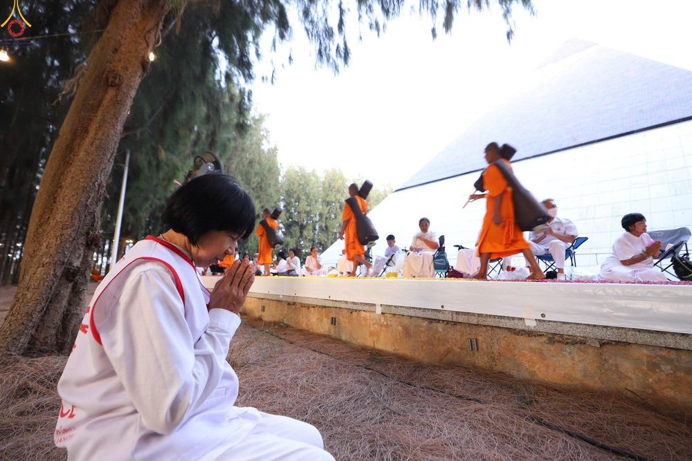 ภาพ No.296268:ภาพเบื้องหลังอาสาสมัครรวมใจ ชุดที่ 2 ในโครงการธรรมยาตรา กตัญญูบูชา มหาปูชนียาจารย์ พระมงคลเทพมุนี(สด จนฺทสโร) พระผู้ปราบมาร อนุสรณ์สถาน 7 แห่ง ปีที่ 14