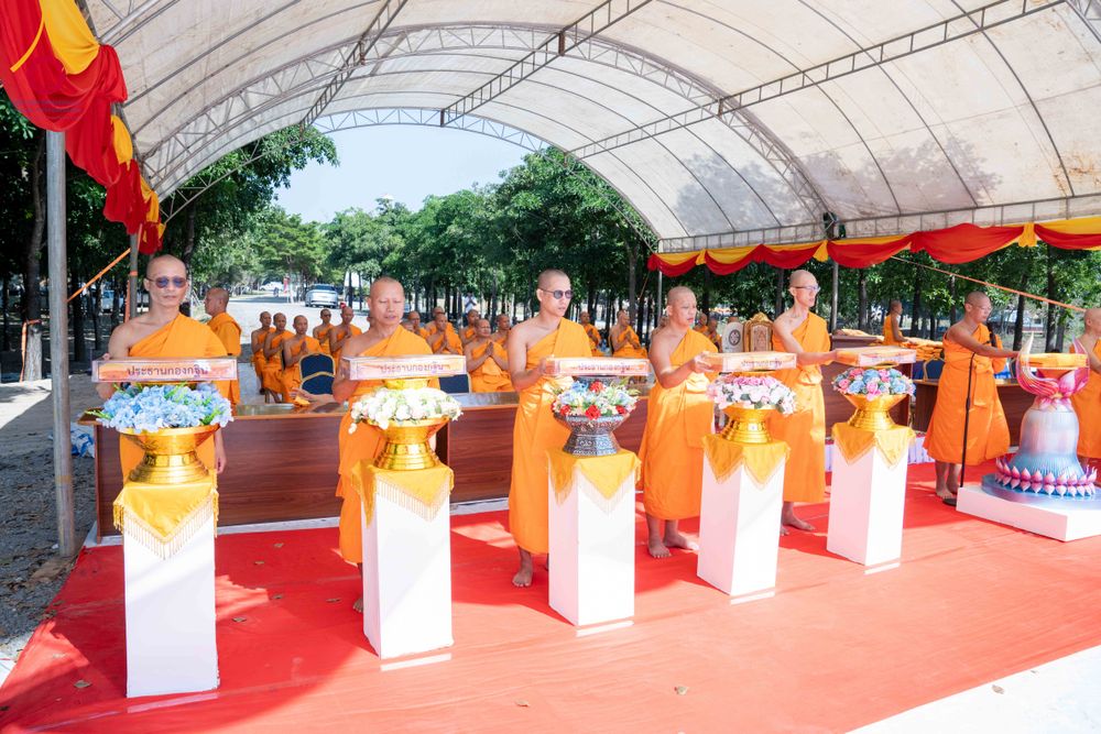 ภาพ No.285777:วันพุธที่ 10 ธันวาคม พ.ศ.2568  พิธีตอกเสาเข็มมงคลต้นสุดท้าย รองรับองค์พระเจดีย์เพื่อสร้างสันติภาพโลก ณ ศูนย์ปฏิบัติธรรมและศูนย์อบรมเยาวชน ชัยนาท