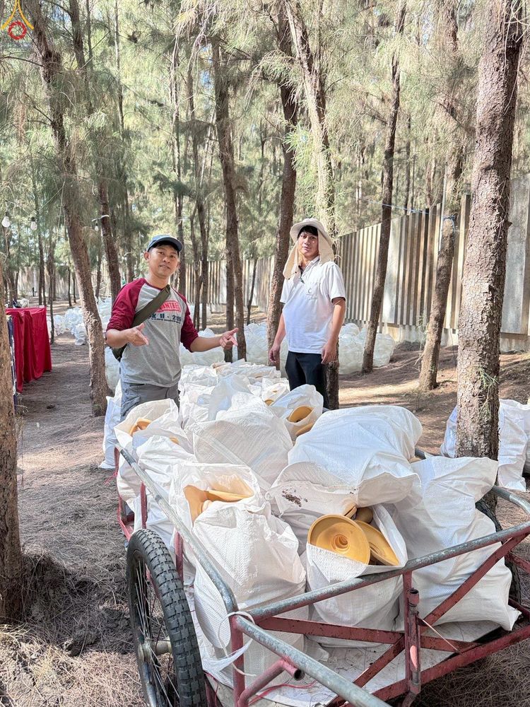 ภาพ No.300517:ภาพเบื้องหลังอาสาสมัครรวมใจ ชุดที่ 3 ในโครงการธรรมยาตรา กตัญญูบูชา มหาปูชนียาจารย์ พระมงคลเทพมุนี(สด จนฺทสโร) พระผู้ปราบมาร อนุสรณ์สถาน 7 แห่ง ปีที่ 14