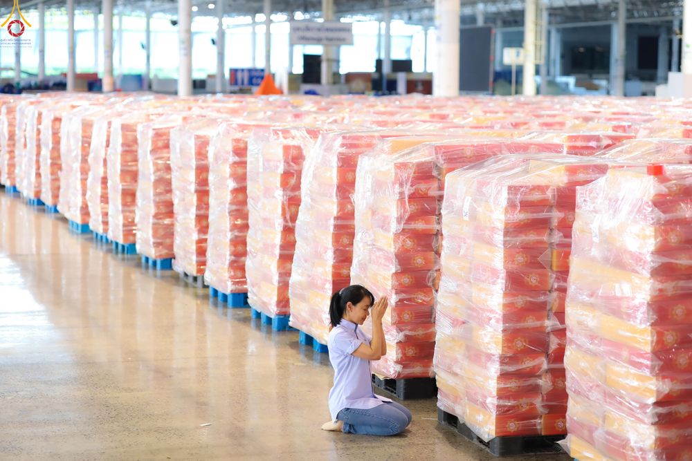 ภาพ No.321998:วันที่ 12 -13 เมษายน พ.ศ.2569 การเตรียมกล่องไทยธรรม + การขนย้ายเก้าอี้ เพื่องานถวายมหาสังฆทาน 40,000 กว่าวัดทั่วประเทศ วันคุ้มครองโลก 22 เมษายน พ.ศ.2569 วัดพระธรรมกาย