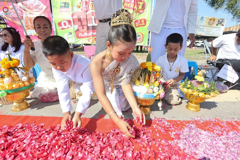 ภาพ No.304051:วันที่ 25 มกราคม พ.ศ. 2569 พิธีต้อนรับพระธรรมยาตรา  รร.สามัคคีราษฏร์บำรุง-วัดพระธรรมกาย ในโครงการธรรมยาตรา กตัญญูบูชา มหาปูชนียาจารย์ พระมงคลเทพมุนี(สด จนฺทสโร) พระผู้ปราบมาร อนุสรณ์สถาน 7 แห่ง ปีที่ 14