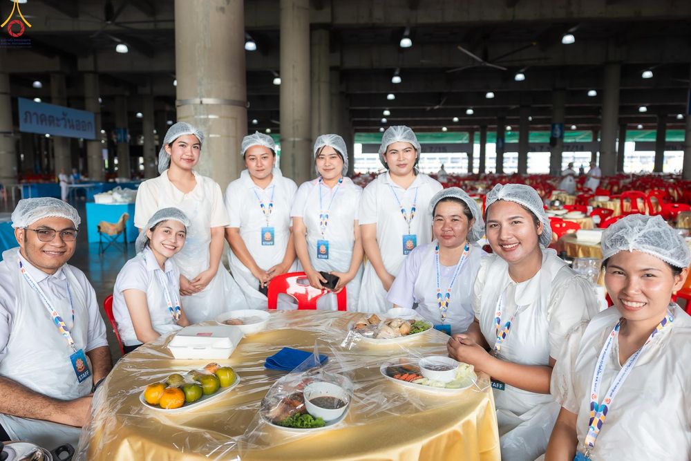 ภาพ No.325692:วันที่ 22 เมษายน พ.ศ.2569(วันคุ้มครองโลก) งานถวายมหาสังฆทาน 40,000 กว่าวัดทั่วประเทศ เจ้าหน้าที่ สาธุชน ร่วมใจจัดเตรียมภัตตาหารเพล (ชุด 2)