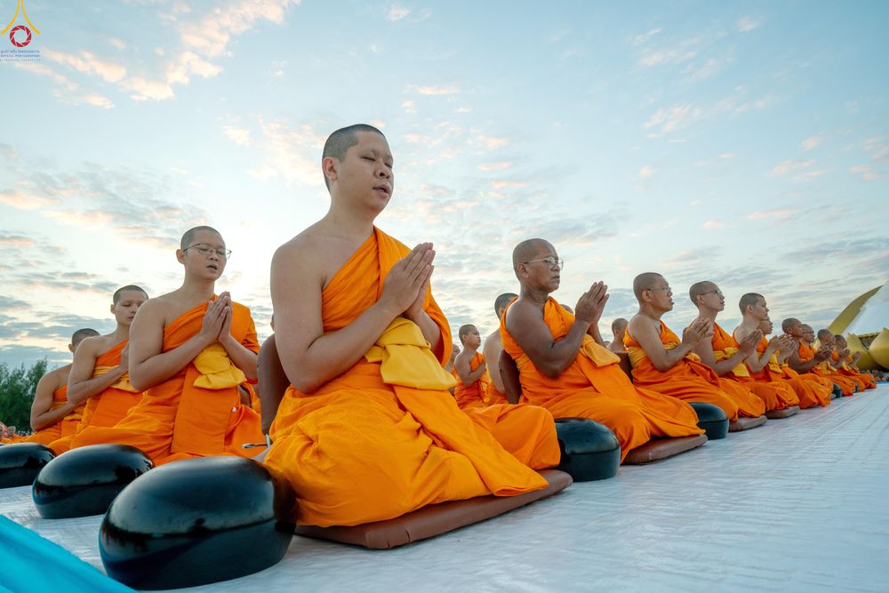 ภาพ No.302436:วันที่ 24 มกราคม พ.ศ. 2569 พิธีตักบาตรพระธรรมยาตรา ณ อนุสรณ์สถานลำดับที่ 5 สถานที่เผยแผ่วิชชาธรรมกายครั้งแรก อนุสรณ์สถานบางปลา วัดบางปลา อำเภอบางเลน จังหวัดนครปฐม ในโครงการธรรมยาตรา กตัญญูบูชา มหาปูชนียาจารย์ พระมงคลเทพมุนี(สด จนฺทสโร) พระผู้ปราบมาร อนุส