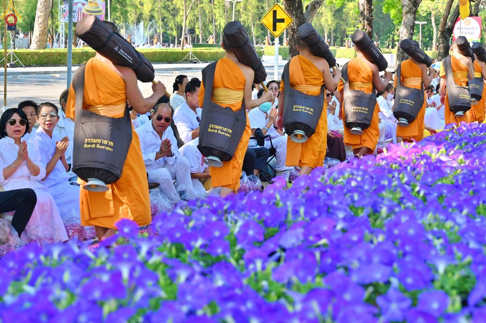 ภาพ No.304807:วันที่ 25 มกราคม พ.ศ. 2569 พิธีต้อนรับพระธรรมยาตรา (ภาพชุดที่ 2) รร.สามัคคีราษฏร์บำรุง-วัดพระธรรมกาย ในโครงการธรรมยาตรา กตัญญูบูชา มหาปูชนียาจารย์ พระมงคลเทพมุนี(สด จนฺทสโร) พระผู้ปราบมาร อนุสรณ์สถาน 7 แห่ง ปีที่ 14