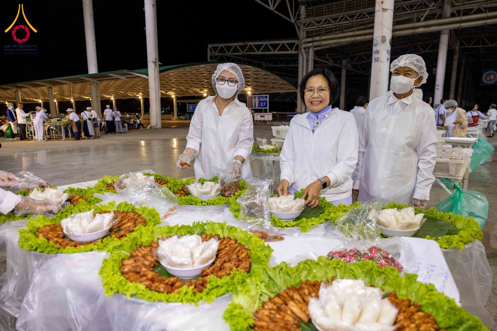 ภาพ No.303425:วันที่ 27 มกราคม พ.ศ. 2569 พิธีถวายภัตตาหารเป็นสังฆทาน แด่พระธรรมยาตรา ณ วัดพระธรรมกาย  จังหวัดปทุมธานี ในโครงการธรรมยาตรา กตัญญูบูชา มหาปูชนียาจารย์ พระมงคลเทพมุนี(สด จนฺทสโร) พระผู้ปราบมาร อนุสรณ์สถาน 7 แห่ง ปีที่ 14