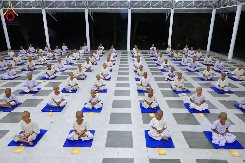 ภาพ No.319924:วันที่ 1 เมษายน พ.ศ.2569 นาคน้อยว่าที่สามเณรธรมทายาท จำนวน 98 คน  ร่วมกันสวดมนต์ทำวัตรเย็นและนั่งสมาธิ ณ ศูนย์ปฏิบัติธรรมบุรีรัมย์ จ.บุรีรัมย์