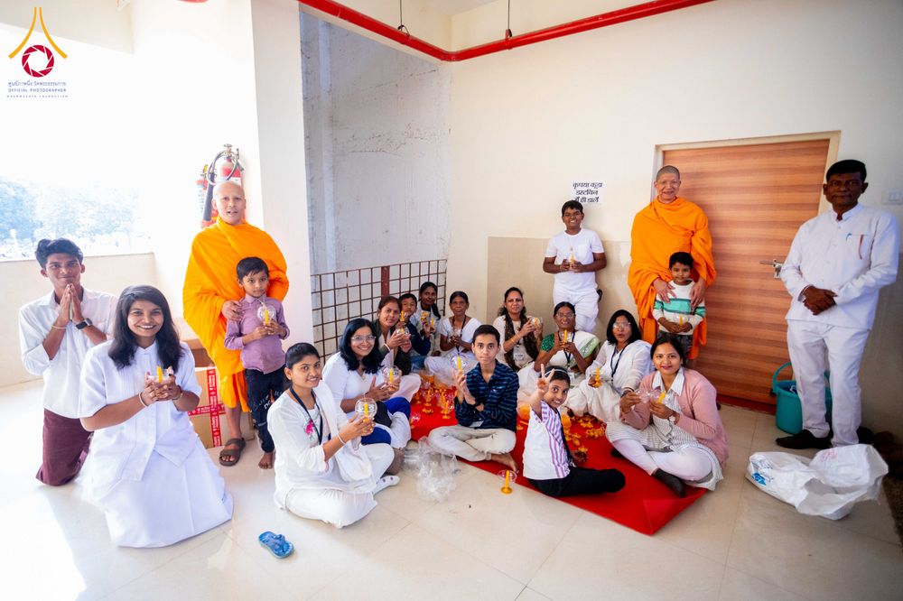 ภาพ No.283853:วันที่ 6-7 ธันวาคม พ.ศ. 2568  พิธีรับมอบหนังสือแสดงเจตจำนงถวายสิทธิครอบครองและใช้ประโยชน์วัดสันติวัน เมืองนาคปูร์  พิธีจุดโคมประทีปถวายเป็นพุทธบูชา และอุทิศบุญกุศลแด่ ดร.บี.อาร์. อัมเบดการ์  พิธีบูชาข้าวพระถ่ายทอดสดจากประเทศไทย