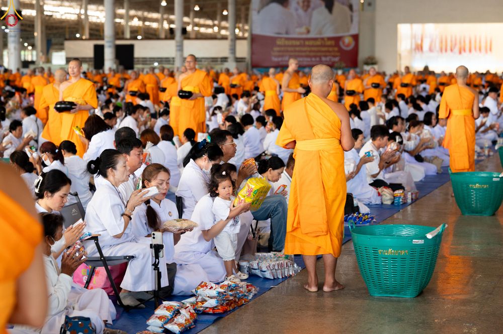 ภาพ No.318171:วันอาทิตย์ต้นเดือนที่ 5 เมษายน พ.ศ.2569 พิธีตักบาตร ณ บ้านแก้วเรือนทองคุณยายอาจารย์ฯ วัดพระธรรมกาย