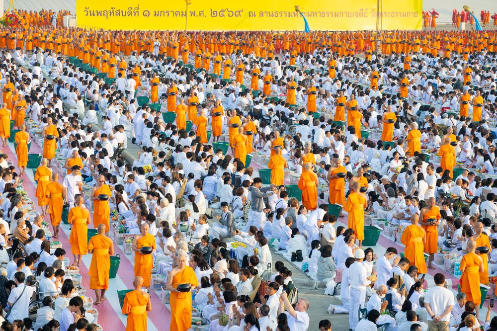 ภาพ No.279833:วันที่ 1 มกราคม พ.ศ.2569 พิธีตักบาตรในวันขึ้นปีใหม่ ณ ลานธรรม วัดพระธรรมกาย