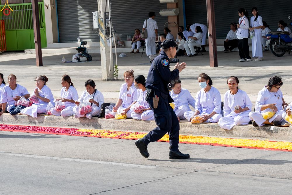 ภาพ No.296301:ภาพเบื้องหลังอาสาสมัครรวมใจ ชุดที่ 2 ในโครงการธรรมยาตรา กตัญญูบูชา มหาปูชนียาจารย์ พระมงคลเทพมุนี(สด จนฺทสโร) พระผู้ปราบมาร อนุสรณ์สถาน 7 แห่ง ปีที่ 14