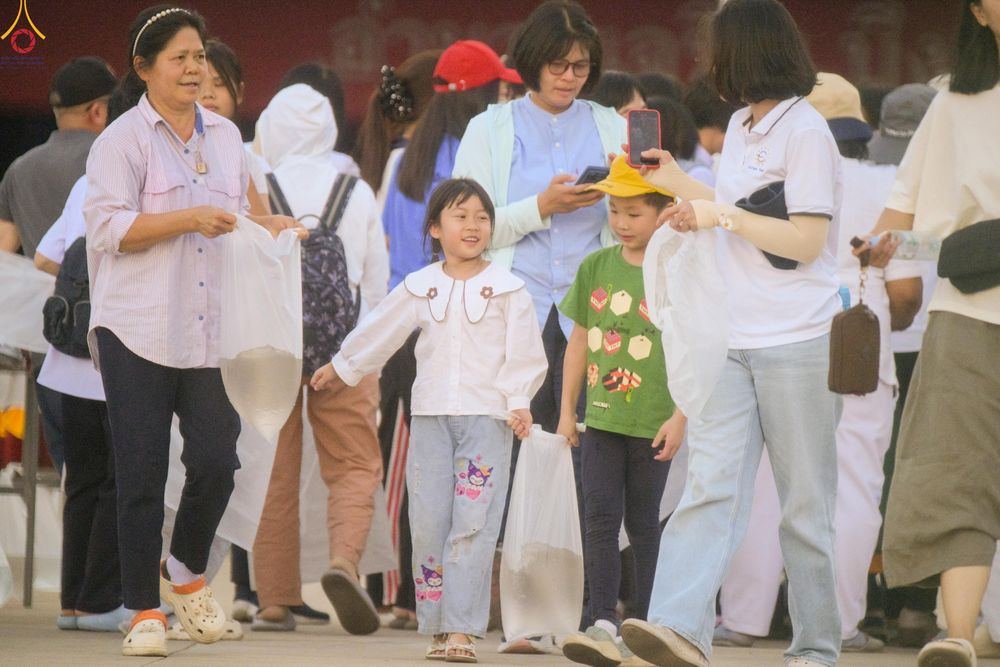 ภาพ No.321264:วันที่ 10-11 เมษายน พ.ศ.2569 การเตรียมกล่องไทยธรรม และการติดผ้ารับประเคน เพื่องานถวายมหาสังฆทาน 40,000 กว่าวัดทั่วประเทศ วันคุ้มครองโลก 22 เมษายน พ.ศ.2569 วัดพระธรรมกาย