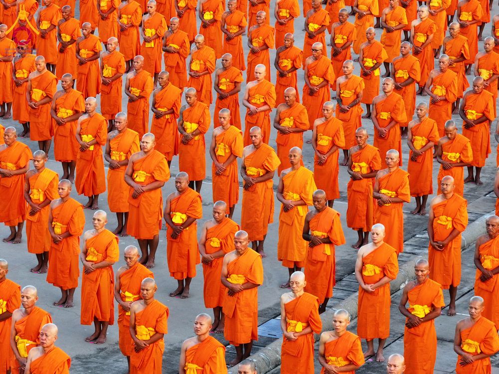 ภาพ No.285212:วันจันทร์ที่ 15 ธันวาคม พ.ศ.2568  บันทึกภาพหมู่ประวัติศาสตร์ โครงการบรรพชาอุปสมบทหมู่  รุ่นบูชาธรรมมหาปูชนียาจารย์ ประจำปี 2568 ณ ลานธรรมมหาธรรมกายเจดีย์ วัดพระธรรมกาย