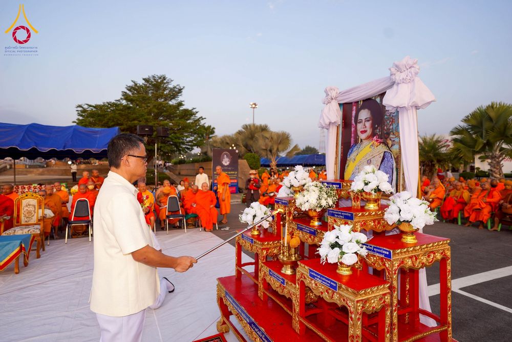 ภาพ No.276869:วันเสาร์ที่ 6 ธันวาคม พ.ศ. 2568 พิธีตักบาตรพระ 1,000 รูป อุทิศถวายพระราชกุศลสมเด็จพระนางเจ้าสิริกิติ์ พระบรมราชินีนาถ พระบรมราชชนนี พันปีหลวง และ ทำบุญเมืองลำปาง ครบรอบ 1,345 ปี ณ ลานพระบรมราชานุสาวรีย์สมเด็จพระนเรศวรมหาราชนครลำปาง อ.เกาะคา จ.ลำปาง