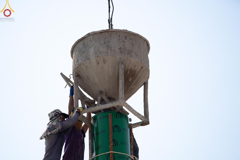 ภาพ No.121079:พิธีทอดผ้าป่า โครงสร้างหลังคา เสาคู่ค้ำฟ้ามหามงคล เพื่อสถาปนาอาคาร 80 ปี หลวงพ่อธัมมชโย ณ ศูนย์ปฏิบัติธรรมวิหารแดง ต.เจริญธรรม อ.วิหารแดง จ.สระบุรี วันที่ 27 มกราคม พ.ศ. 2567