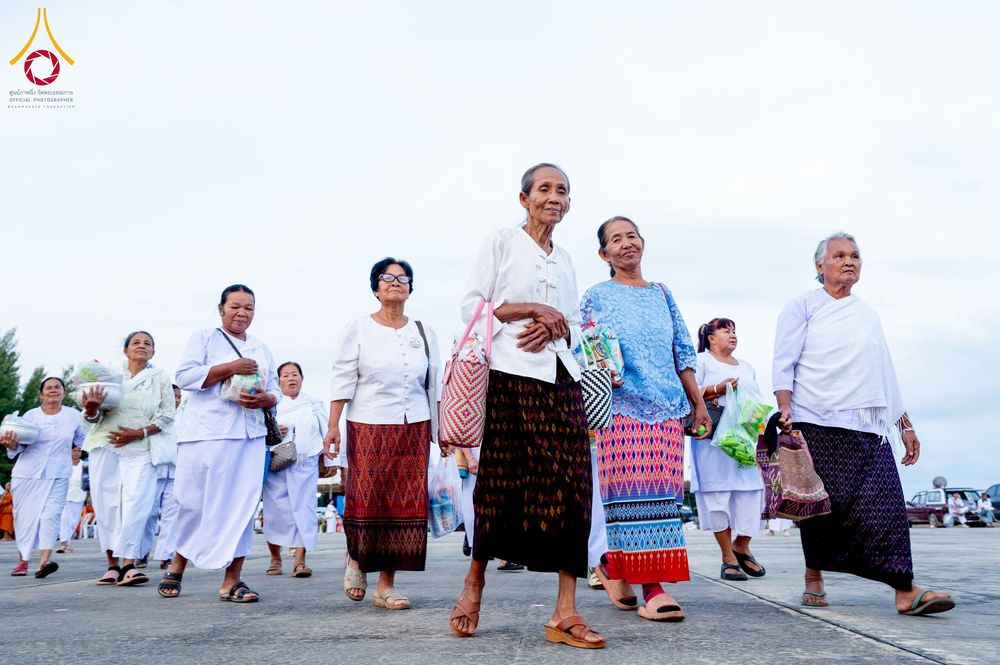 ภาพ No.250495:วันพุธที่ 8 ตุลาคม พ.ศ. 2568 พิธีตักบาตรเทโวโรหณะ ณ ลานธรรมปทุมรัตน์ธรรมเจดีย์ พุทธอุทยานนานาชาติ อ.โพนพิสัย จ.หนองคาย