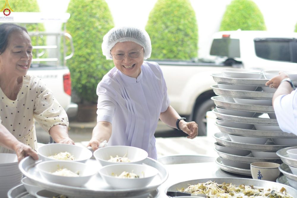 ภาพ No.246956:วันที่ 20 กันยายน พ.ศ. 2568 พิธีถวายเมนูสวรรค์เพื่อการบรรลุธรรม ณ หอฉันคุณยายอาจารย์ฯ วัดพระธรรมกาย