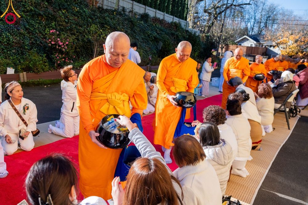 ภาพ No.100901:พิธีทอดกฐินบรมจักรพรรดิสร้างทุกสิ่ง ณ วัดพระธรรมกายออเรกอน ประเทศสหรัฐอเมริกา  วันอาทิตย์ ที่ 26 พฤศจิกายน พ.ศ. 2566