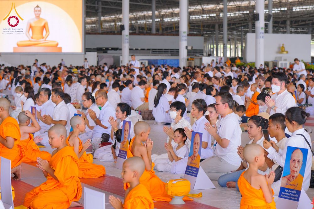 ภาพ No.134931:พิธีถวายบาตรแด่นาคธรรมทายาท ในโครงการบรรพชาสามเณรฟื้นฟูพระพุทธศาสนาทั่วไทย ณ สภาธรรมกายสากล วัดพระธรรมกาย จ.ปทุมธานี วันเสาร์ที่ 6 เมษายน พ.ศ. 2567
