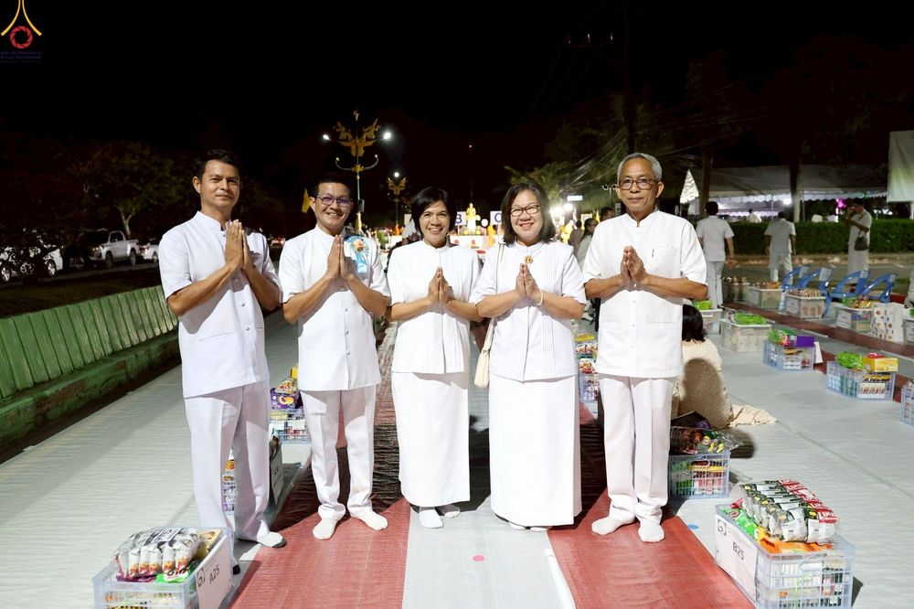 ภาพ No.235106:วันอาทิตย์ที่ 27 กรกฎาคม พ.ศ. 2568 พิธีตักบาตรพระ1,000 รูป ทำบุญเมืองพัทลุง ประธานสงฆ์ พระปริยัติวชิโรดม  เจ้าคณะจังหวัดพัทลุง ประธานฆราวาส นายรัฐศาสตร์ ชิดชู  ผู้ว่าราชการจังหวัดพัทลุง