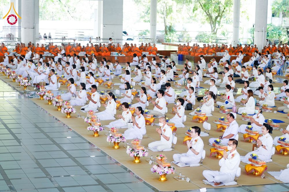 ภาพ No.198015:พิธีถวายภัตตาหารแด่พระภิกษุ สามเณร  บูชาธรรมคุณยายอาจารย์มหารัตนอุบาสิกาจันทร์ ขนนกยูง เนื่องในวาระวันคล้ายวันเกิดครบ 116 ปี วันอาทิตย์ที่ 19 มกราคม พ.ศ. 2568 ณ หอฉันคุณยายอาจารย์ฯ วัดพระธรรมกาย